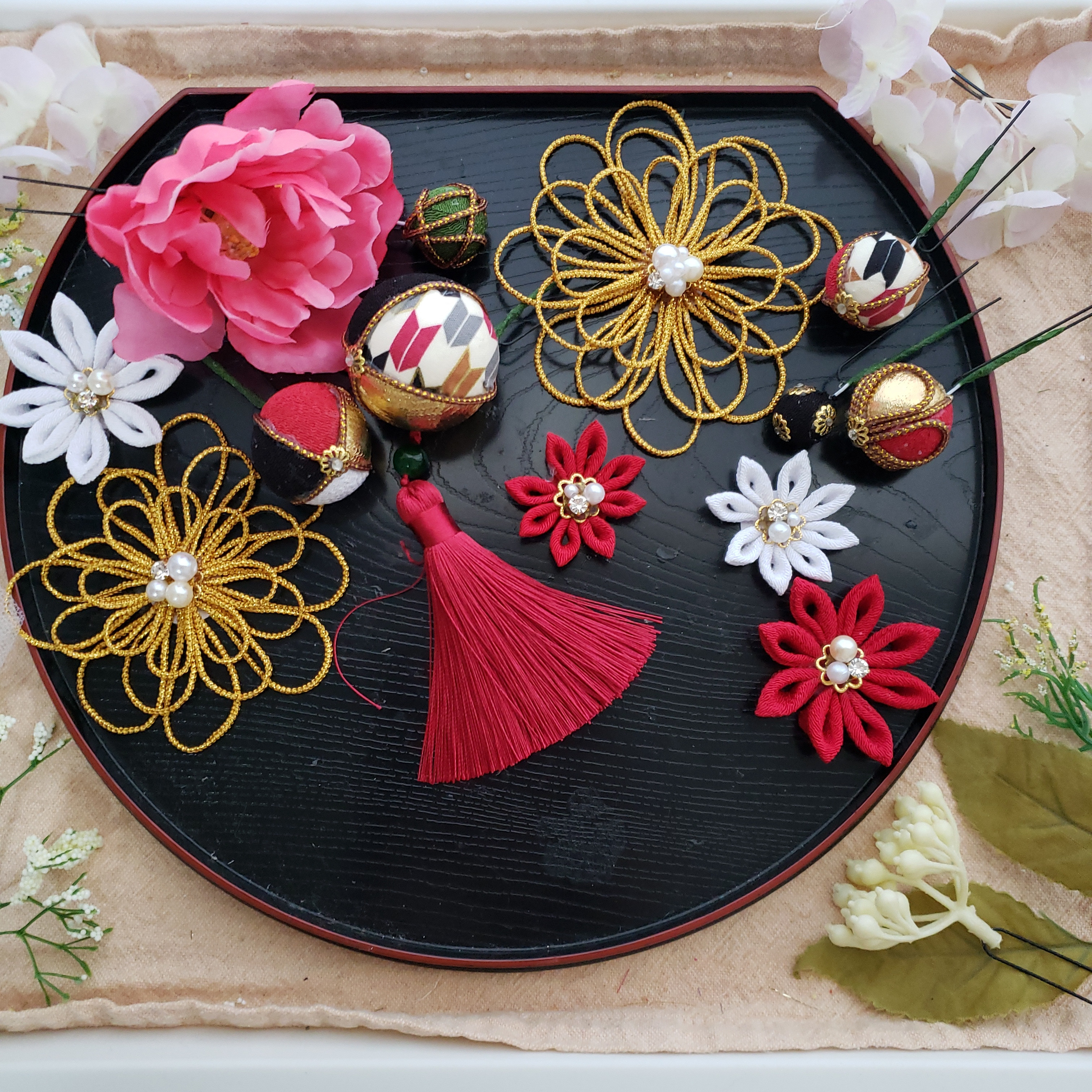 ちりめんボール メタリックヤーン つまみ細工 タッセル 牡丹 髪飾り