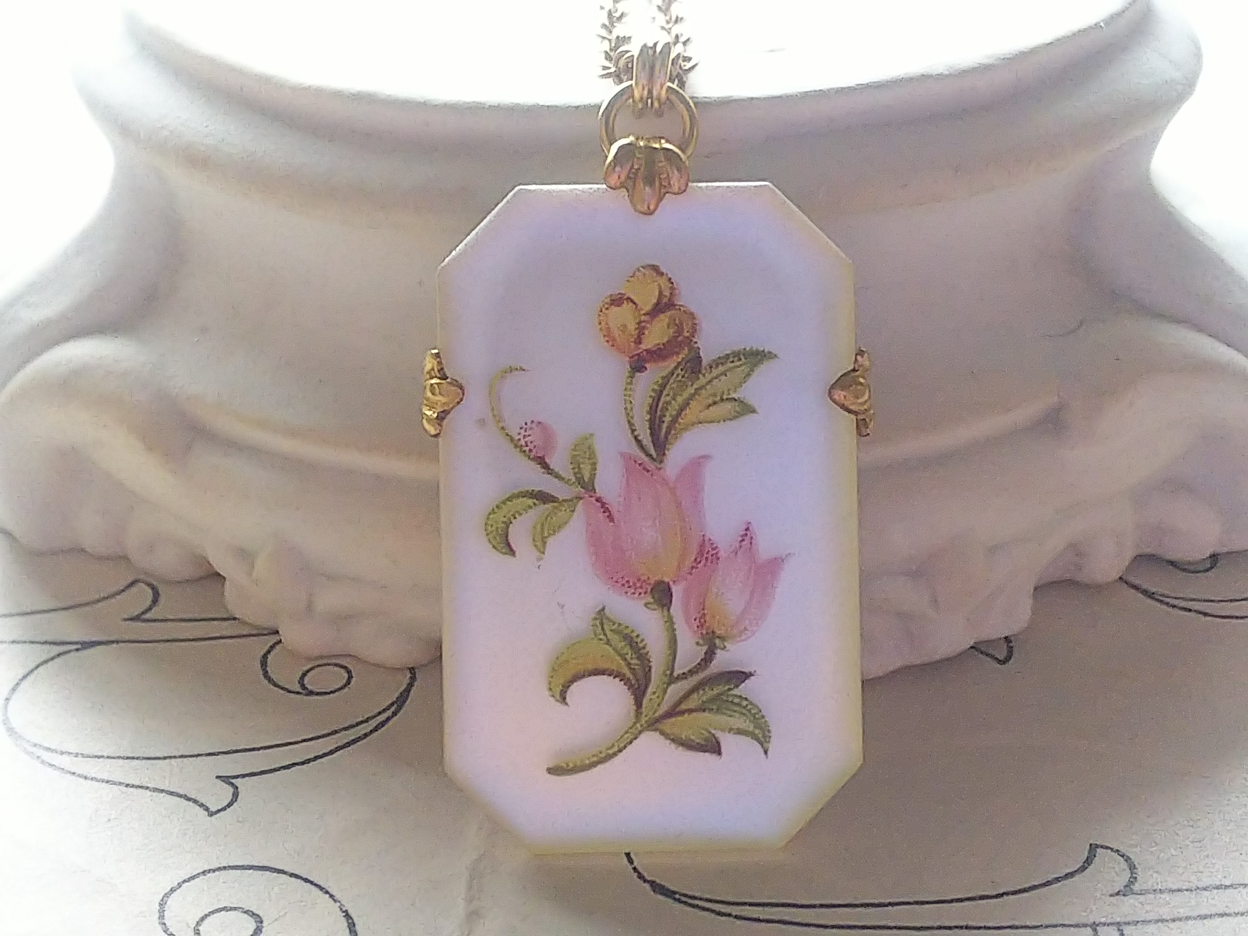 ヴィンテージ　Pinkチューリップ（39×24㎜）フルール･ド･リス クラシカルネックレス