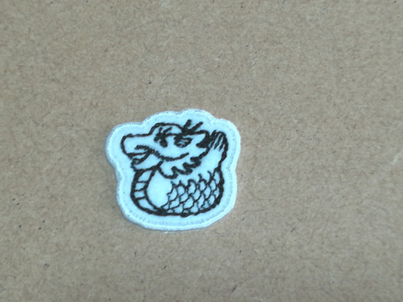 かわいいたつの手刺繍風ワッペン/干支辰 ドラゴン 竜 1枚目の画像