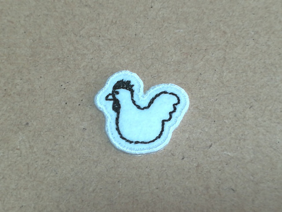 かわいいにわとりの手刺繍風ワッペン/干支酉 ニワトリ 鶏 1枚目の画像