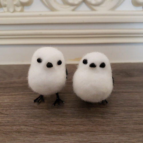 完売】羊毛フェルト 鳥 置物 シマエナガ ちょいと食べ過ぎなシマエナガ 
