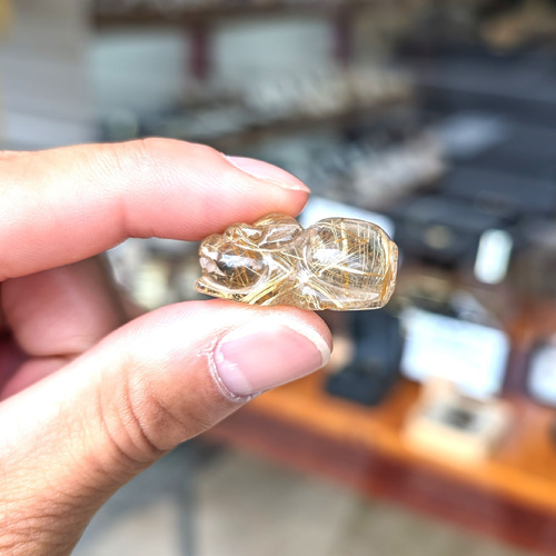 虹の光が神秘的】ゴールドルチル クォーツ 貔貅 ヒキュウ HKR8