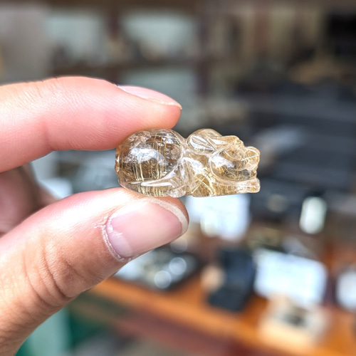 虹の光が神秘的】ゴールドルチル クォーツ 貔貅 ヒキュウ