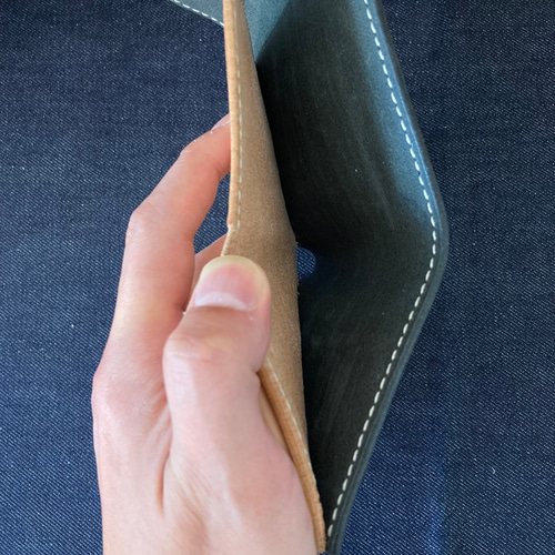 オリジナルロゴを型押しのように刻印した】牛ヌメ革で作った三つ折り 