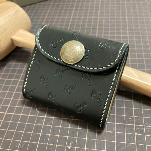 オリジナルロゴを型押しのように刻印した】牛ヌメ革で作った三つ折り 
