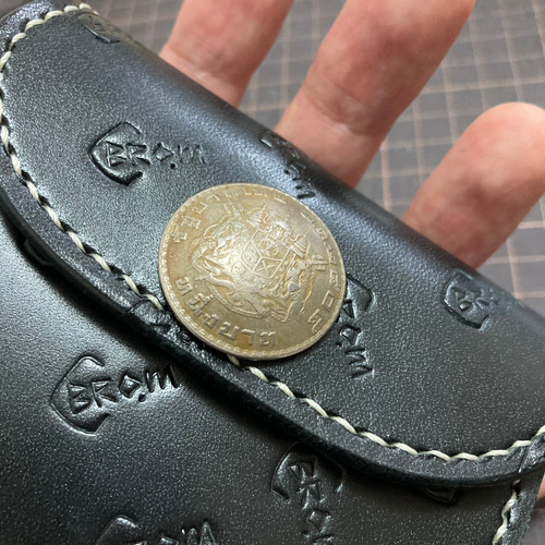 オリジナルロゴを型押しのように刻印した】牛ヌメ革で作った三つ折り 