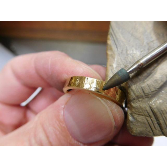 鍛造 結婚指輪 ゴールド 18金 k18 槌目 平打ちリング メンズ4.5mm レディース3.5mm 7枚目の画像