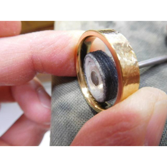 鍛造 結婚指輪 ゴールド 18金 k18 槌目 平打ちリング メンズ4.5mm レディース3.5mm 6枚目の画像