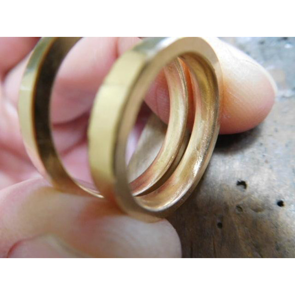 鍛造 結婚指輪 純金 24金 k24 シンプル 槌目 平打ちリング 幅3mm くすみ加工 7枚目の画像