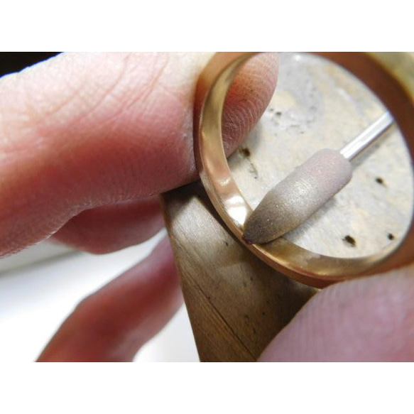 鍛造 結婚指輪 純金 24金 k24 シンプル 槌目 平打ちリング 幅3mm くすみ加工 5枚目の画像