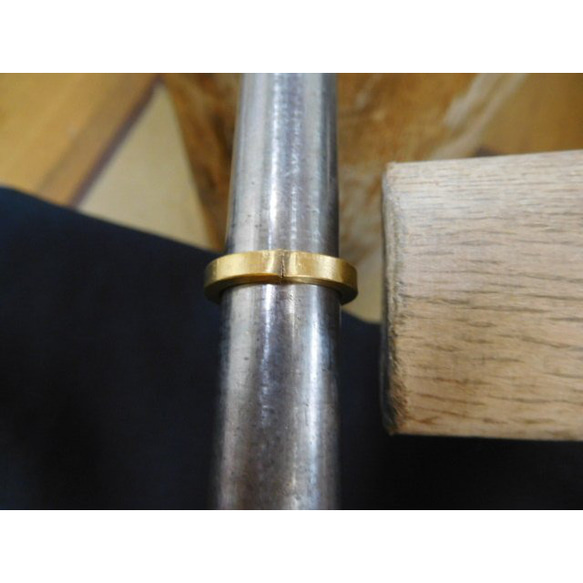 鍛造 結婚指輪 純金 24金 k24 シンプル 槌目 平打ちリング 幅3mm くすみ加工 14枚目の画像