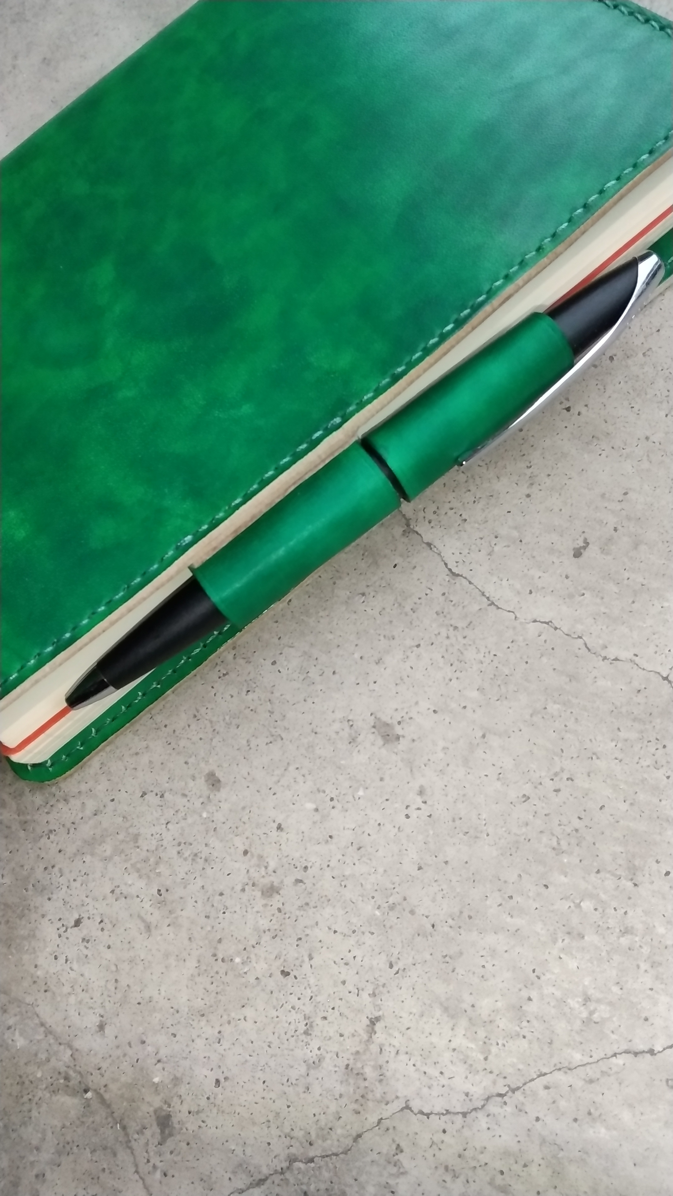 ヌメ革手染めアンティークグリーンのB6対応手帳(ノート)カバー