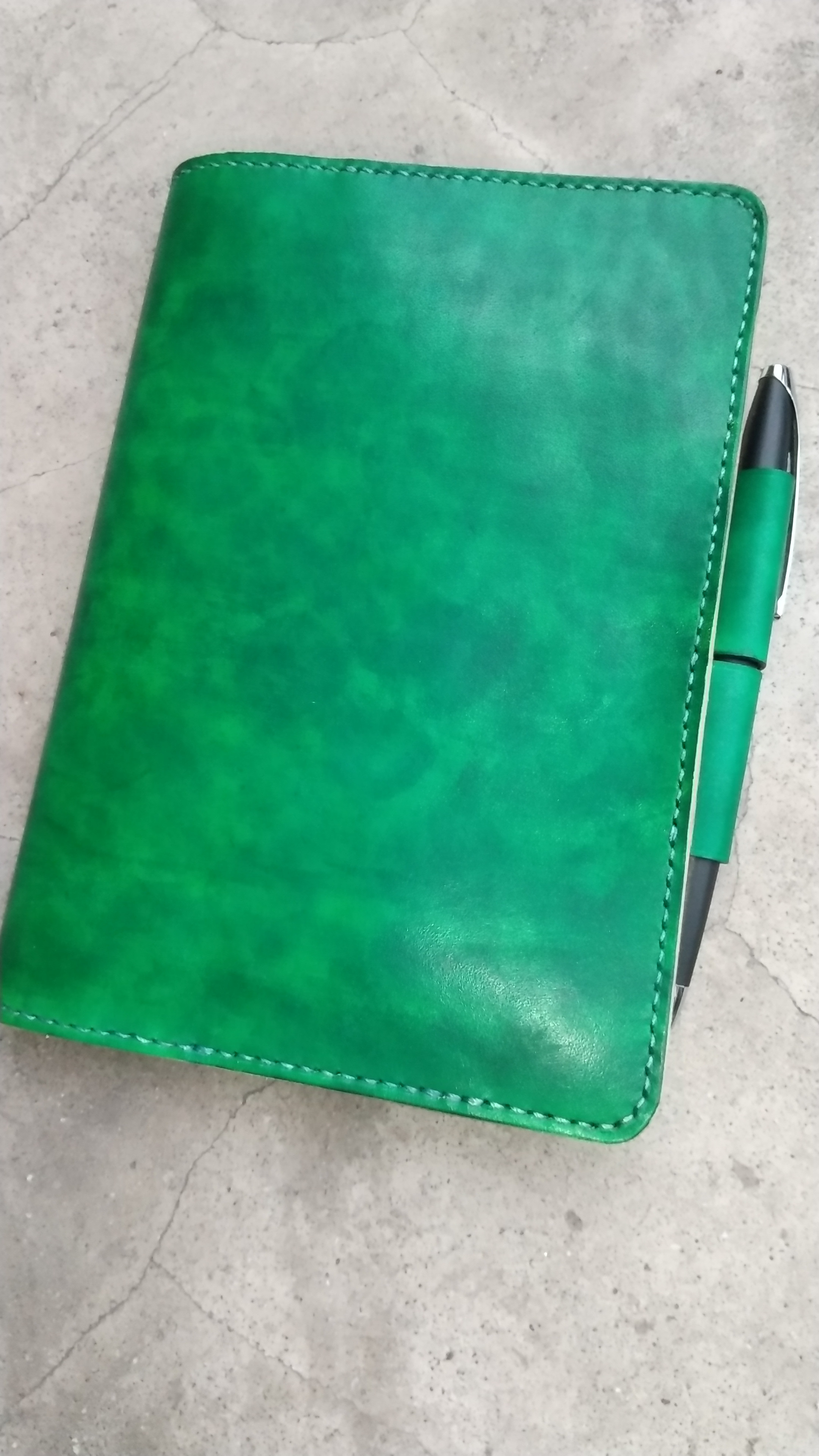 ヌメ革手染めアンティークグリーンのB6対応手帳(ノート)カバー