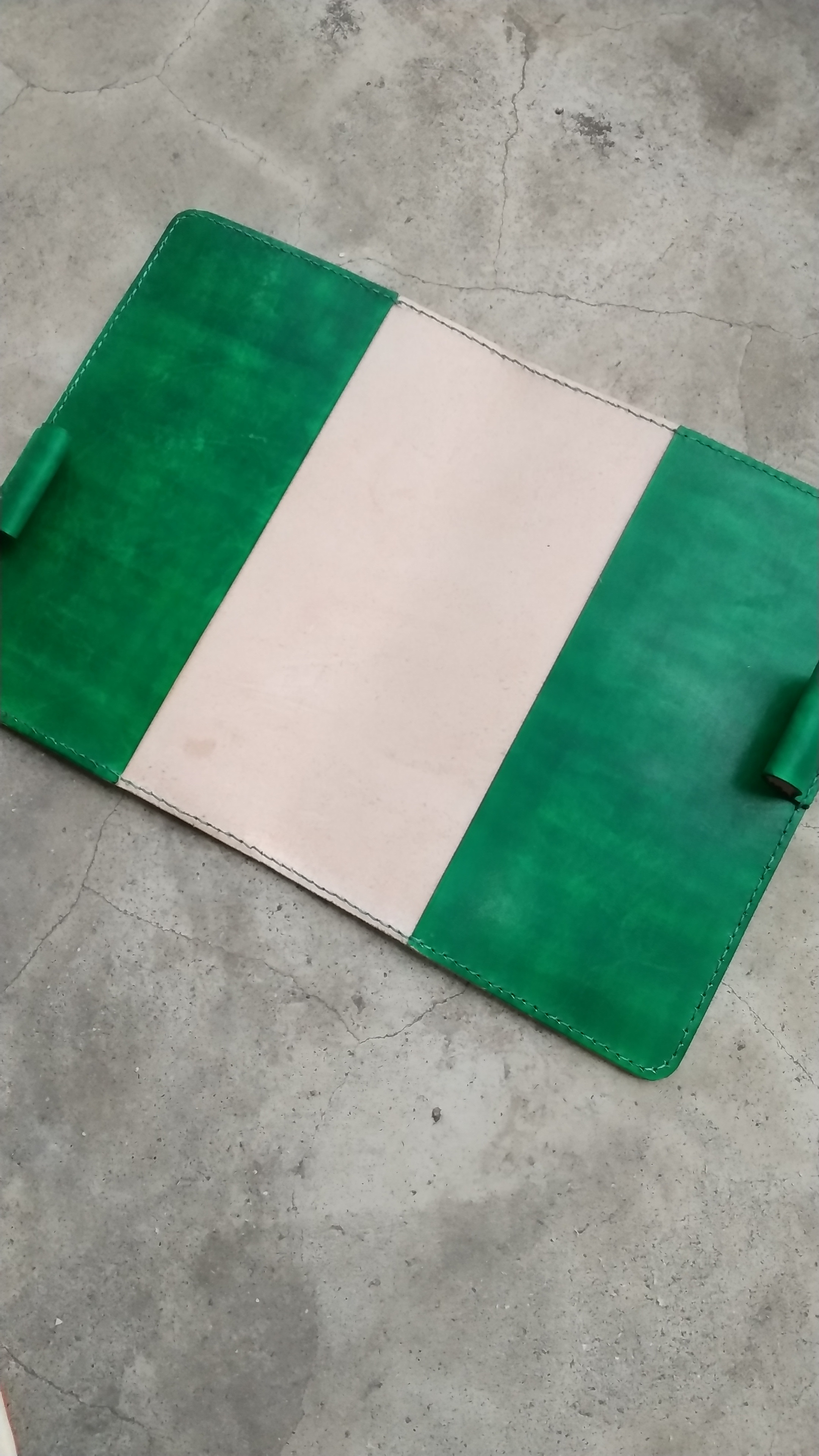 ヌメ革手染めアンティークグリーンのB6対応手帳(ノート)カバー