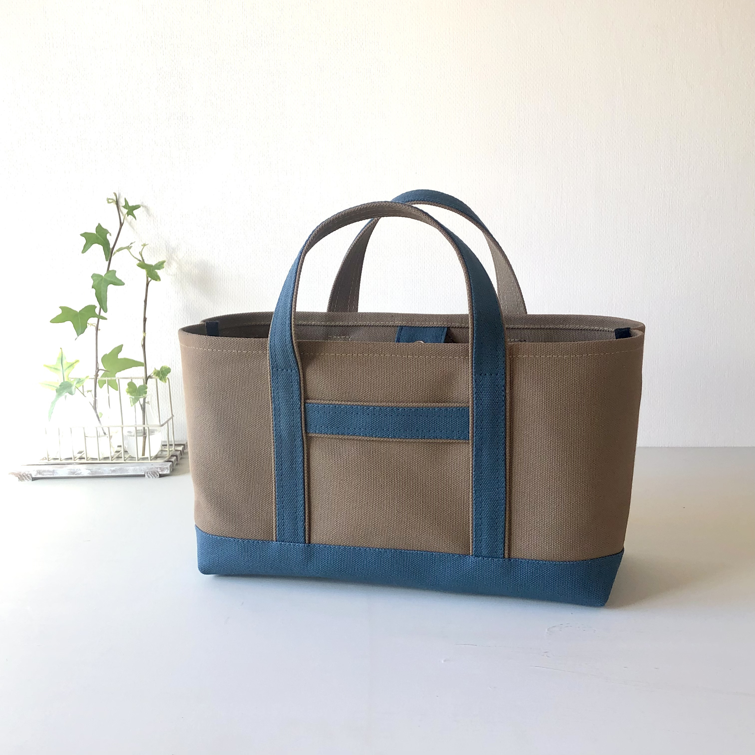 M横長スタイル帆布トート〈グレージュ×くすみブルー〉