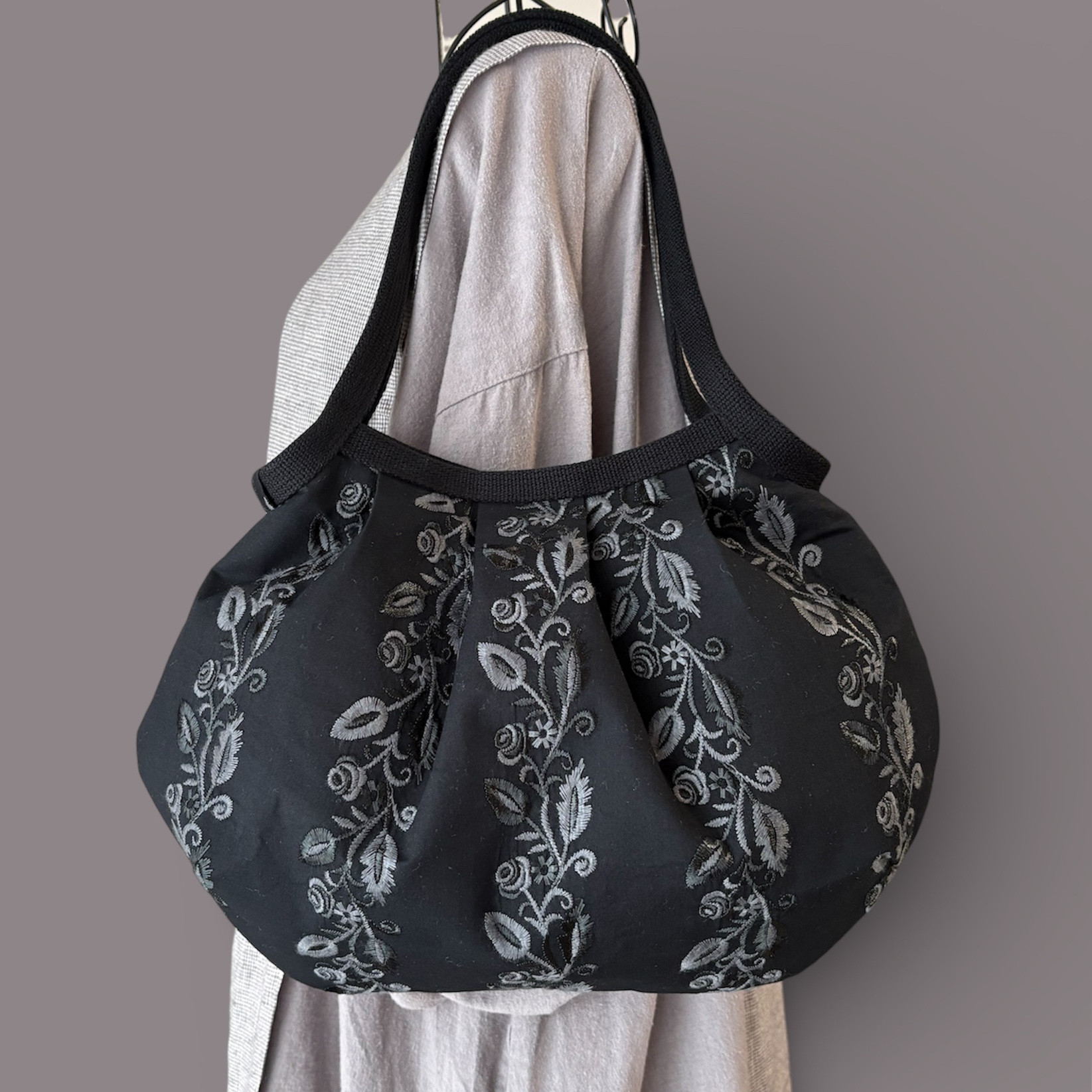 コロンと可愛いショルダーグラニーバッグ　エレガントなフラワーラインレース　ブラック　◎選べる2サイズ