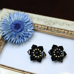 チェコガラスのアンティーク調ボタンイヤリング(Black flower) 4枚目の画像