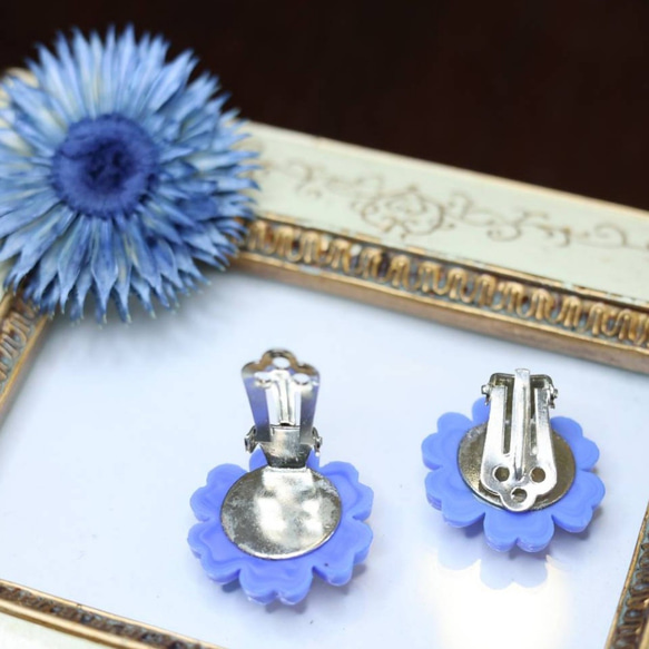 チェコガラスのアンティーク調ボタンイヤリング(Blue flower) 5枚目の画像