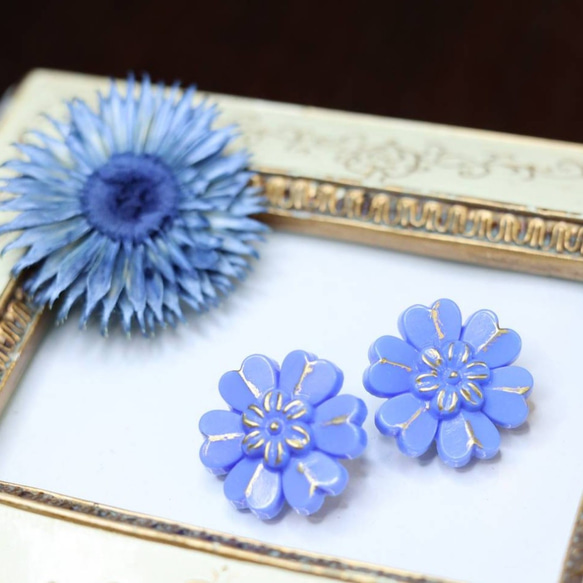 チェコガラスのアンティーク調ボタンイヤリング(Blue flower) 1枚目の画像