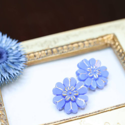 チェコガラスのアンティーク調ボタンイヤリング(Blue flower) 4枚目の画像