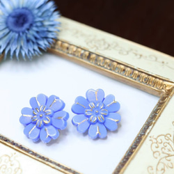 チェコガラスのアンティーク調ボタンイヤリング(Blue flower) 3枚目の画像