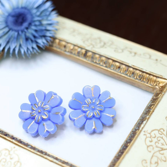 チェコガラスのアンティーク調ボタンイヤリング(Blue flower) 3枚目の画像