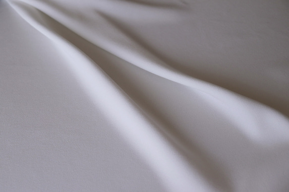 NO.15【文化学園ソアロンコンテスト採用生地】バックサテンのトリアセテート「中厚地素材」 NATURAL WHITE 3枚目の画像