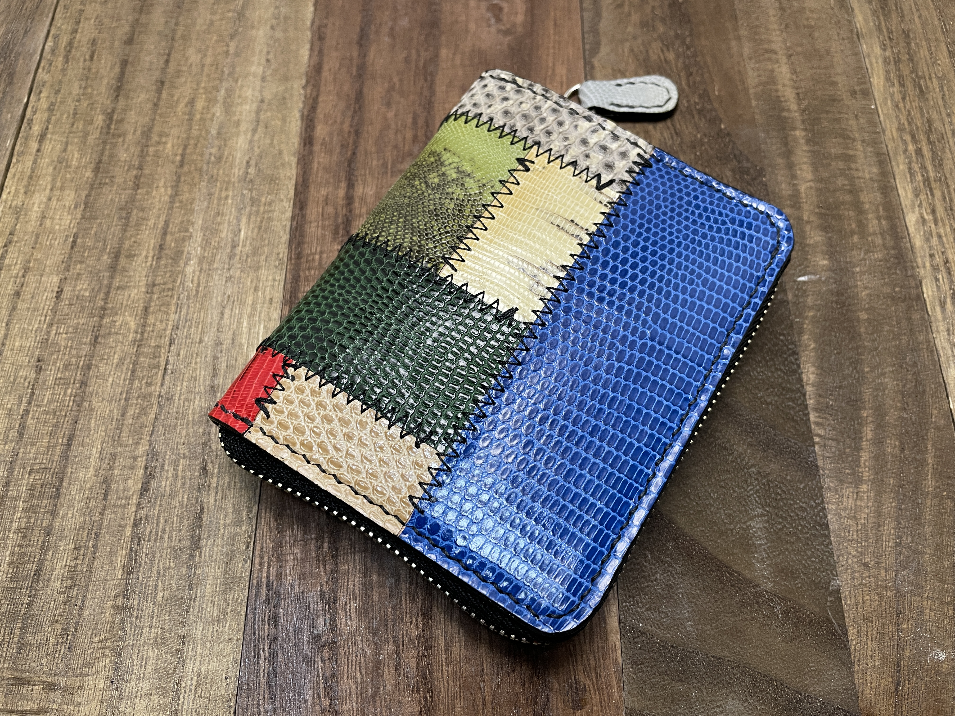 つぎはぎリザード革のラウンドファスナー二つ折り財布（縦型）