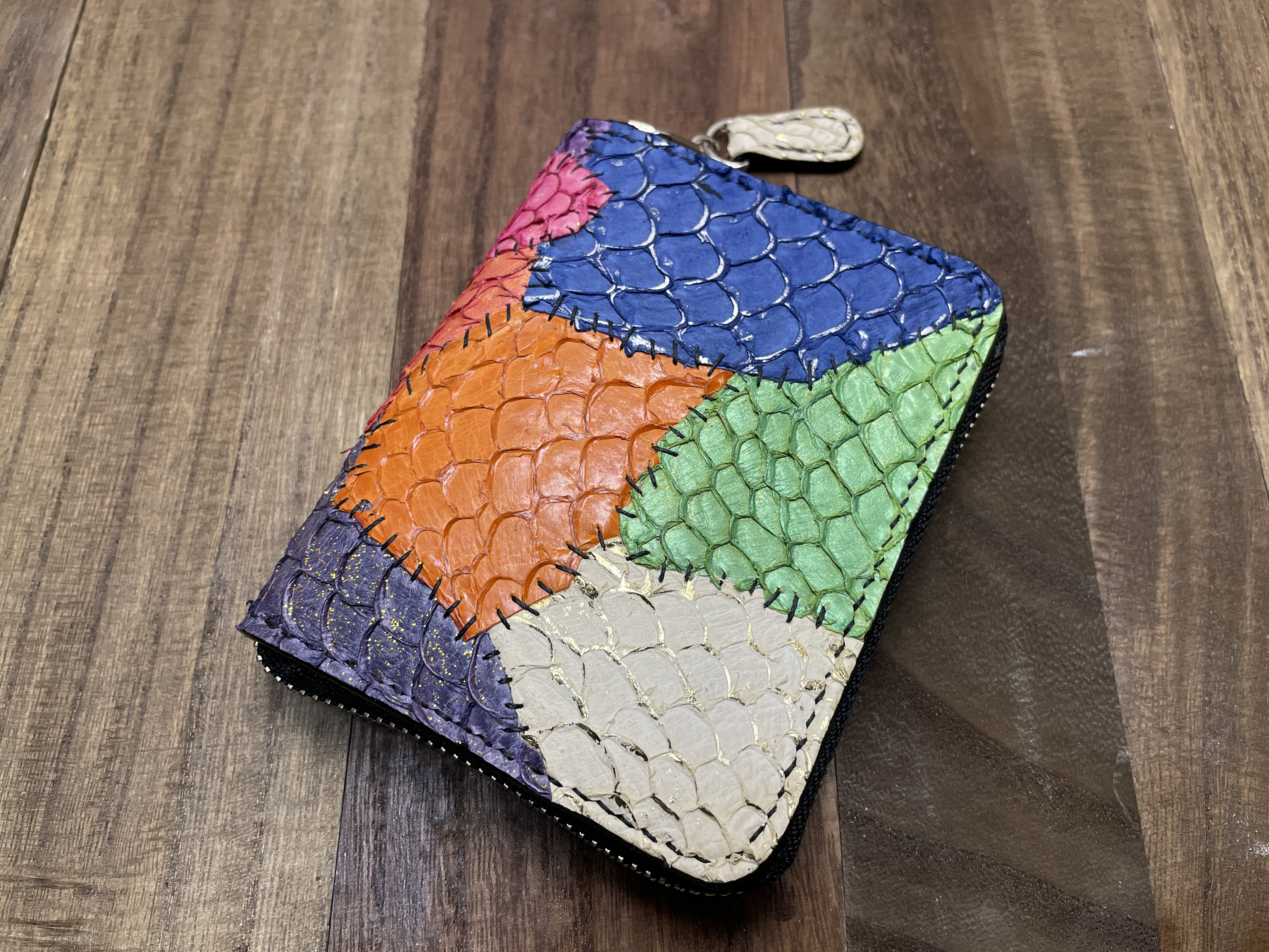 つぎはぎ魚革のラウンドファスナー二つ折り財布（縦型）