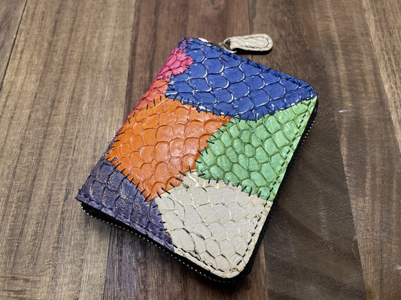 つぎはぎ魚革のラウンドファスナー二つ折り財布（縦型） 二つ折り財布