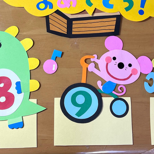 誕生日表　壁面飾り　*がちゃみん* 壁面飾り 保育園 誕生日表 おもちゃのちゃちゃちゃ 型紙 桃🍑 通販