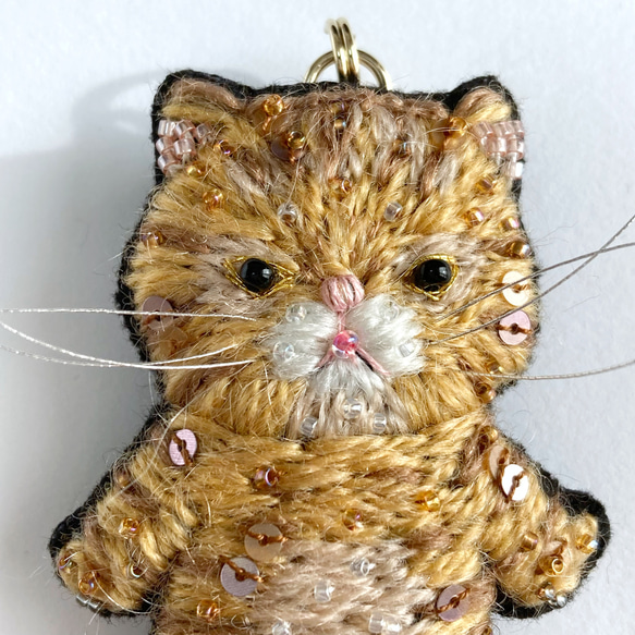 茶トラ猫　刺繍チャーム　ビーズ刺繍　オートクチュール刺繍 1枚目の画像