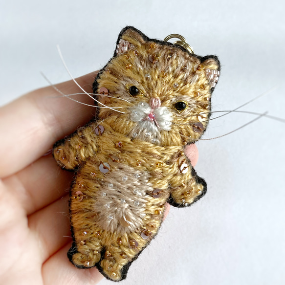 茶トラ猫　刺繍チャーム　ビーズ刺繍　オートクチュール刺繍 5枚目の画像