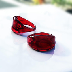 ワインレッドのガラスリング　ガラスの指輪　濃赤 1枚目の画像