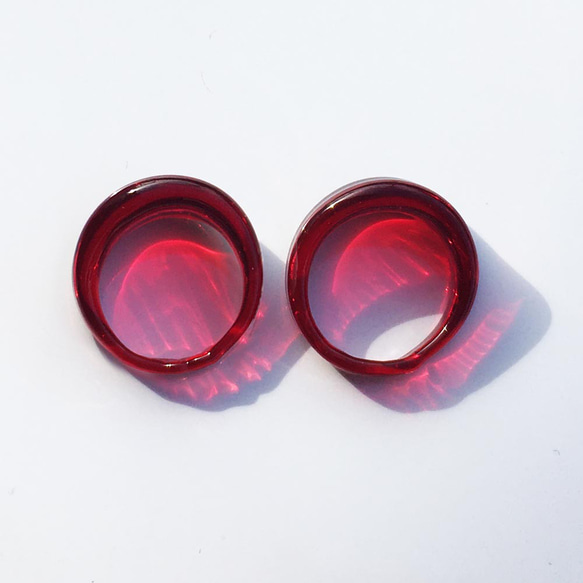 ワインレッドのガラスリング　ガラスの指輪　濃赤 2枚目の画像