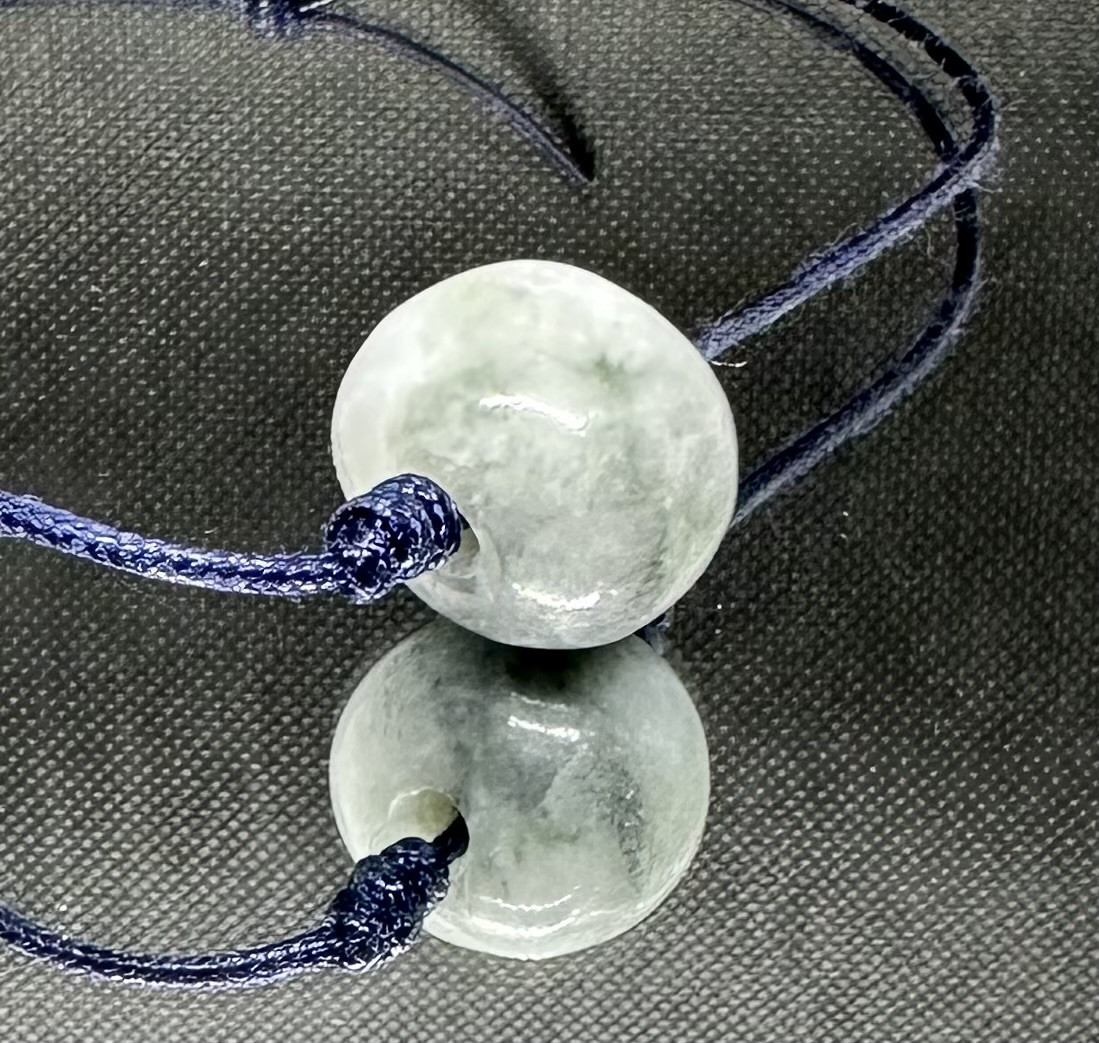 ペンダント　ネズミとおさる彫リ2個セット　翡翠　天然石　薄青、薄緑