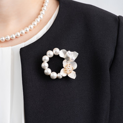 プレシャスゴールドフラワーのブローチ　卒業式 入学式 結婚式 ウェディング　フォーマル　パール 2枚目の画像