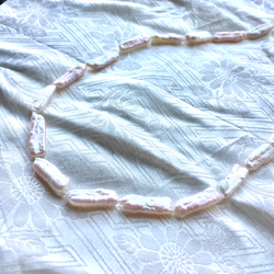 #351  超稀少色！桜色　天然色ベビーピンク【半連約19㌢】 Biwa ビワ　淡水真珠　 約7×18㍉ フェザー　羽根 2枚目の画像