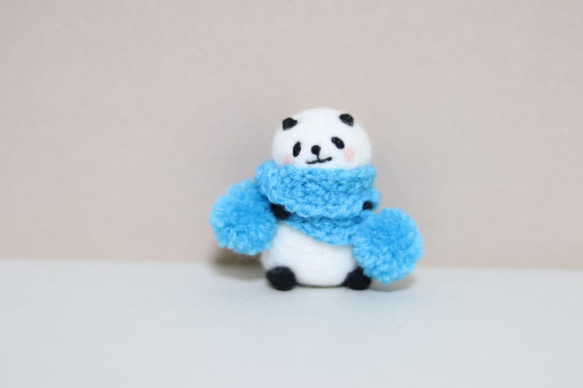 ブルーのマフラーパンダ　羊毛フェルト 2枚目の画像