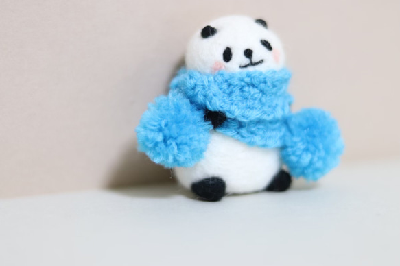 ブルーのマフラーパンダ　羊毛フェルト 1枚目の画像