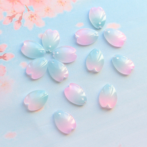 ハンドメイド  桜 桜色ではなくブルーで 新作☆桜花びらのガラスビーズ ブルー、ピンクグラデーション ビーズ