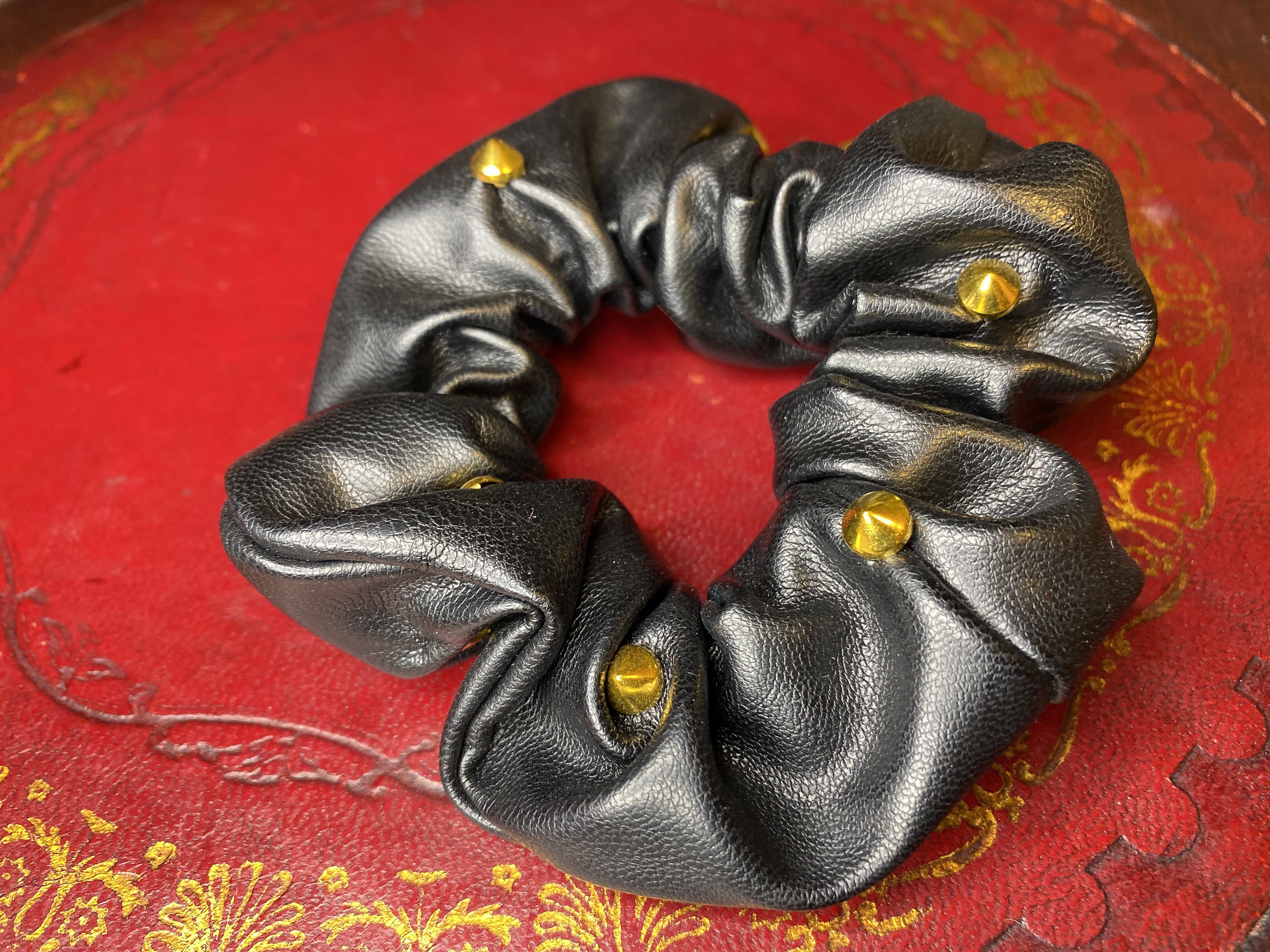 レザースタッズ付きシュシュ