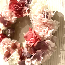 ピンクのお花のふわふわリース　アーティフィシャルフラワー　母の日2023 3枚目の画像