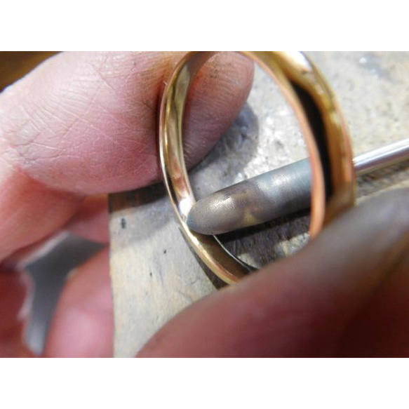 鍛造 結婚指輪 ゴールド 18金 k18 シンプル 甲丸リング 幅3.3mm 光沢仕上げ 4枚目の画像
