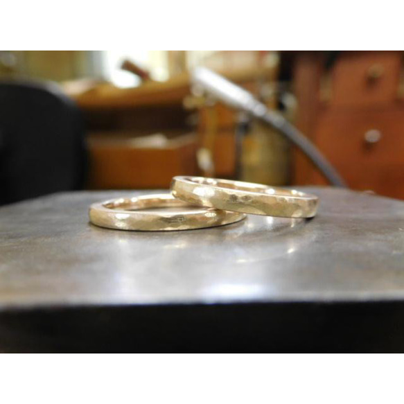 鍛造 結婚指輪 ゴールド 18金 k18 細い 甲丸リング 槌目 男性2.5mm 女性2mm くすみ加工 1枚目の画像