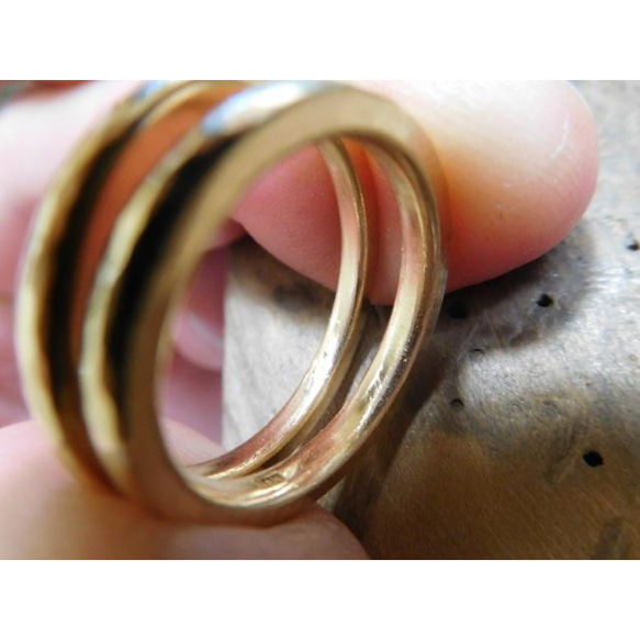 鍛造 結婚指輪 ゴールド 18金 k18 細い 甲丸リング 槌目 男性2.5mm 女性2mm くすみ加工 9枚目の画像