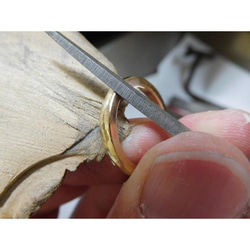 鍛造 結婚指輪 ゴールド 18金 k18 細い 甲丸リング 槌目 男性2.5mm 女性2mm くすみ加工 12枚目の画像
