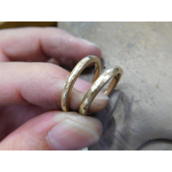 鍛造 結婚指輪 ゴールド 18金 k18 細い 甲丸リング 槌目 男性2.5mm 女性2mm くすみ加工 3枚目の画像