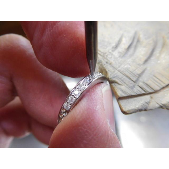 鍛造 結婚指輪 プラチナ pt900 女性 ハーフエタニティリング 男性 甲丸リング 鏡面 11枚目の画像