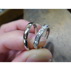 鍛造 結婚指輪 プラチナ pt900 女性 ハーフエタニティリング 男性 甲丸リング 鏡面 2枚目の画像